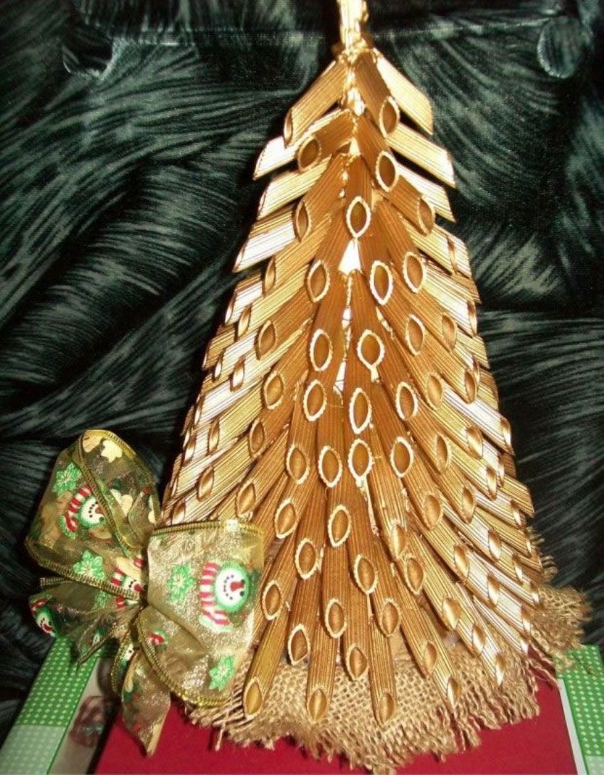 Новогодняя елка из макаронных изделий