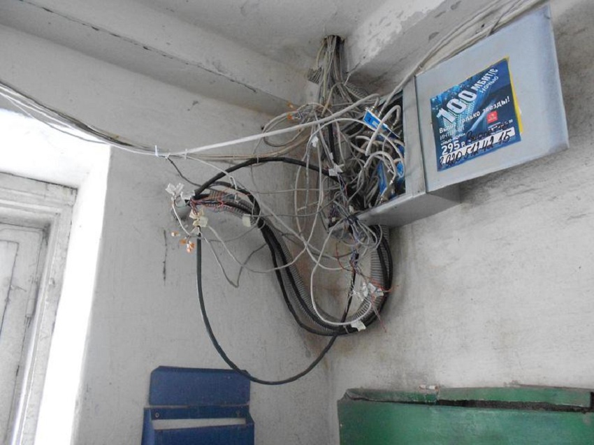Куча непонятных проводов в электрощите: как заставить интернет провайдера навести порядок в подъезде