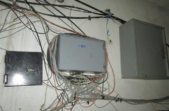 Жгуты проводов возле электрощита: Как заставить интернет провайдера навести порядок в подъезде