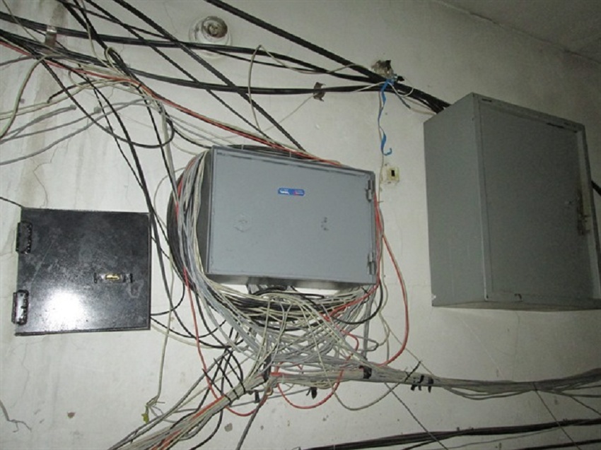 Жгуты проводов возле электрощита: Как заставить интернет провайдера навести порядок в подъезде