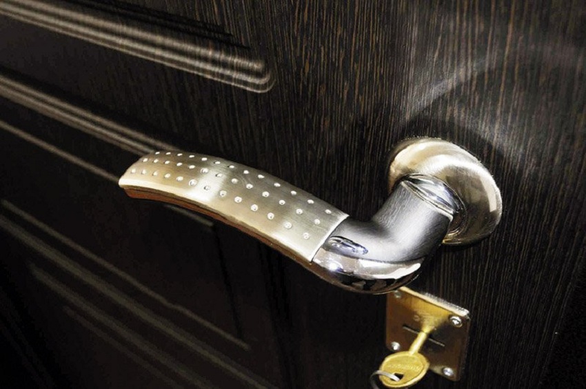 Дверные ручки: как выбрать, установить на межкомнатные и входные двери