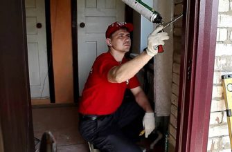 Установка входной двери: Заполняем пустоты строительной пеной