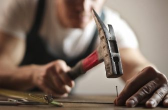 Мужик умеет забить гвоздь