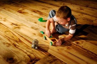 Ребенок на деревянном полу