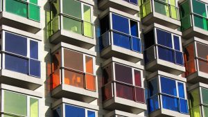 Цветные тонированные балконы многоэтажного дома