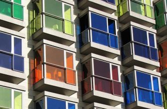 Цветные тонированные балконы многоэтажного дома