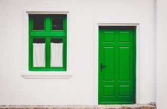 Деформация деревянной входной двери