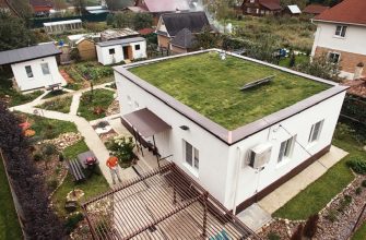 Дом с плоской крышей и травянистым покрытием