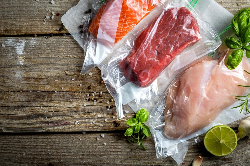 Мясо, рыба и курица запаянные с помощью вакуумного упаковщика