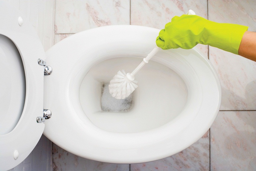 Как очистить унитаз от известкового налета: 9 действенных способов