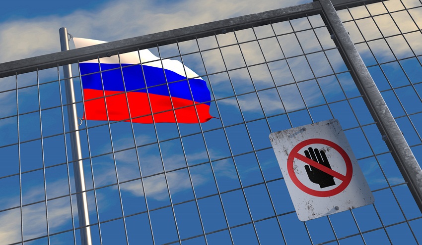 Флаг России за забором