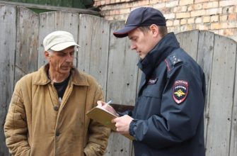 Полицейский выписывает штраф