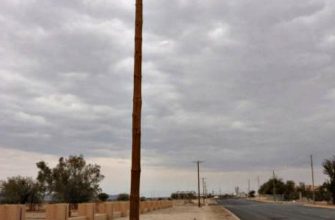 Делевянный электрический столб