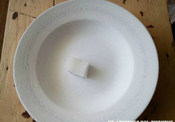 Окрасьте тарелку белым акрилом