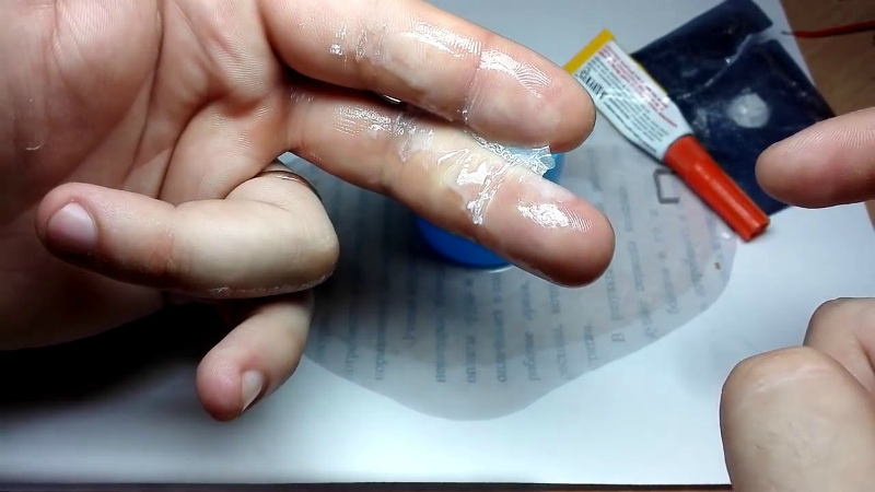 Как очистить клей с пальцев