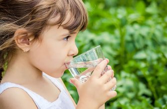 девочка пьет воду