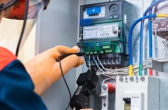 Мастер ставит умный счетчик