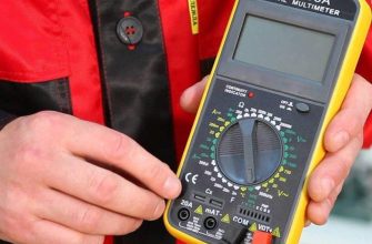 Продавец показывает мультиметр