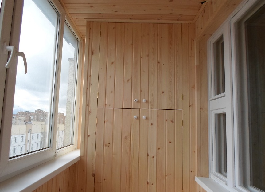 Встроенный шкаф из дерева на балконе