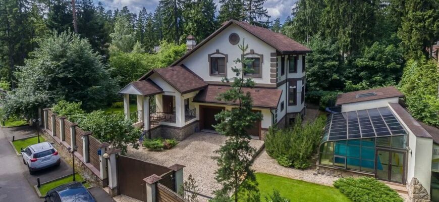 Коттедж на участке