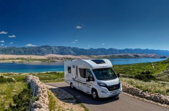 Автодом у водоема