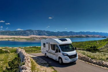 Автодом у водоема