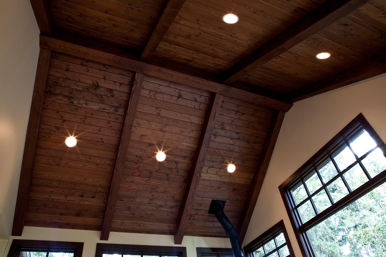 Деревянный реечный потолок своими руками: особенности, преимущества и недостатки, выбор и монтаж