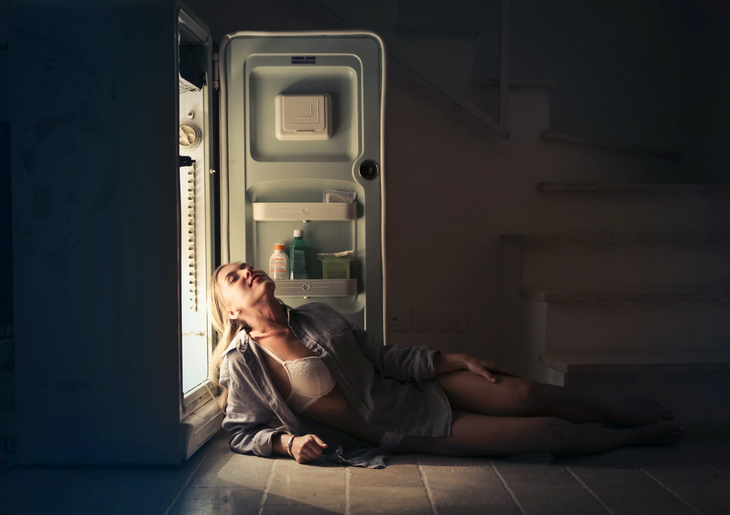 Звук холодильника слушать. Холодильник ночью. Женщина спиной к холодильнику открытому.