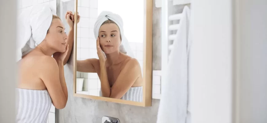 Девушка смотрится в зеркало