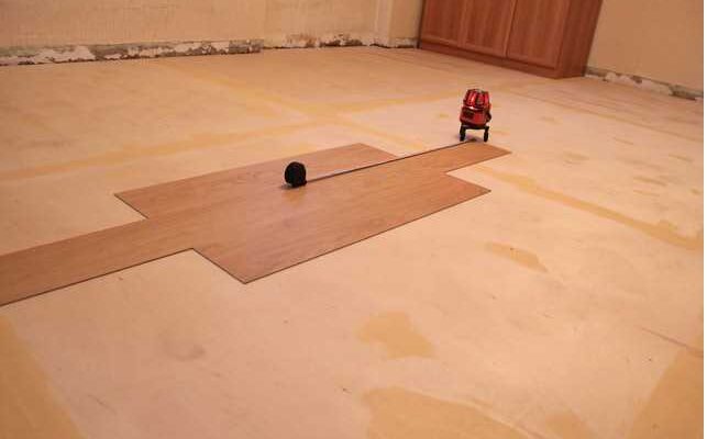 Ламинат на неровный пол. Укладка деревянного пола своими руками видео. Укладка штучного паркета. Укладка ламината на пол. Лаги 150х50 на бетонный пол.