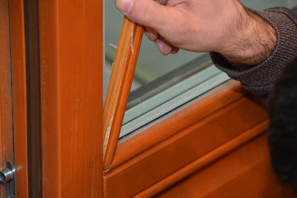 Установка и замена штапика для деревянного окна