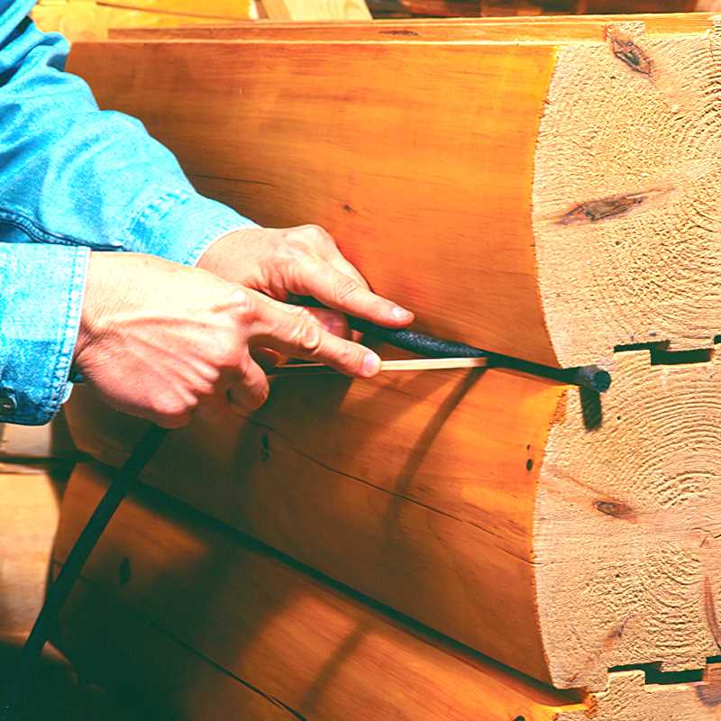 Грамотный ремонт: чем заделать трещины в бревнах деревянного дома?