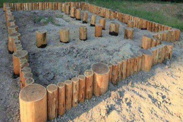 Как построить фундамент из деревянных свай своими руками?