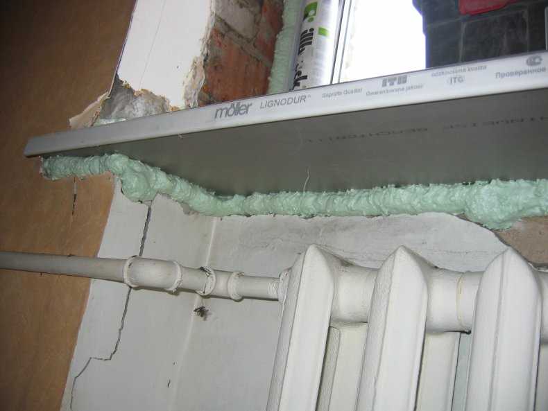 Какие материалы могут использоваться для заделки щели между окном и стеной?