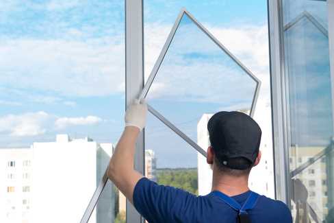 Как установить москитную сетку на окно: особенности работ и цены