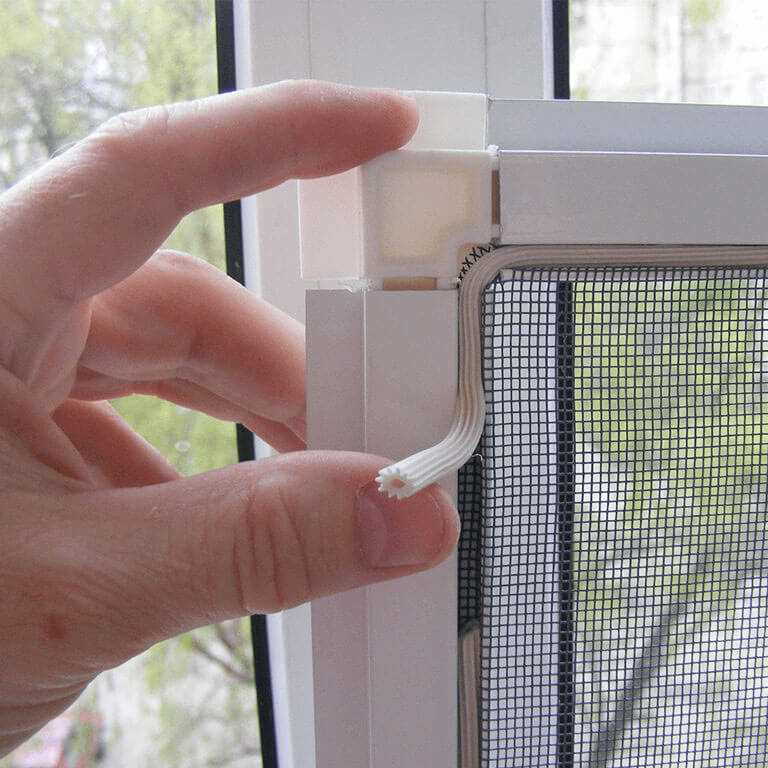 Монтаж рамы сетки на окно