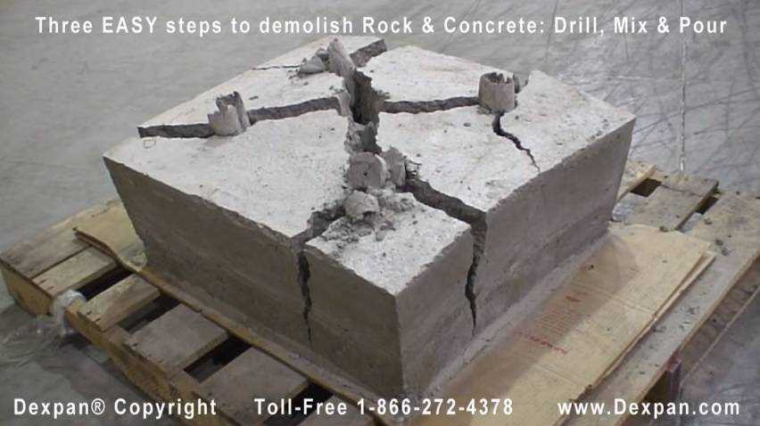 Разбивка бетонного блока с помощью кувалды и молотка