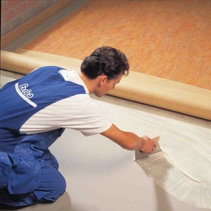 Какой клей для линолеума на бетонный пол выбрать, чем еще можно приклеить?