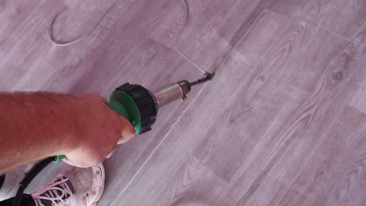 Обзор всех способов разгладить линолеум: при помощи строительного фена, шила и клея