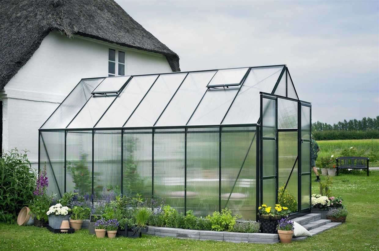 Отличный выбор для садоводов, выращивающих растения рядами: теплица с двускатной крышей