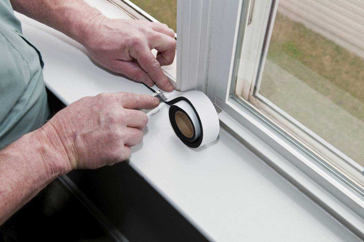 Как устранить проблему попадания влаги в откосы окна?