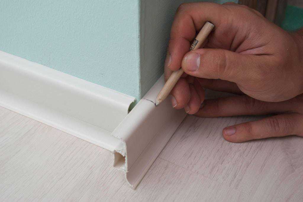 Пошаговые инструкции: как обрезать линолеум под стену, плинтус, для стыковки?