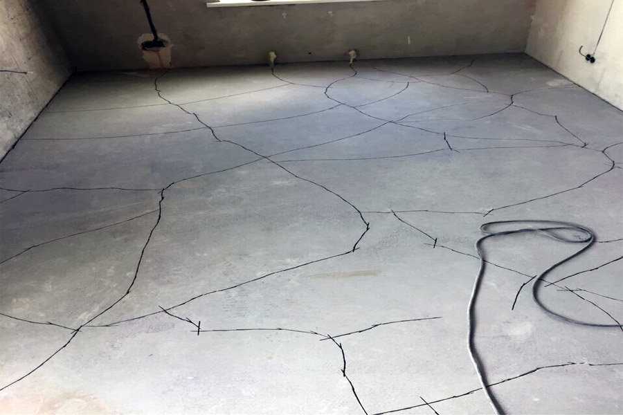 Как правильно ухаживать за бетонной стяжкой пола в первые дни после заливки?