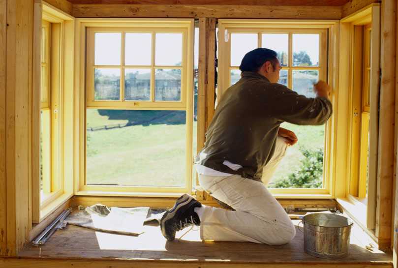 Создаем микроклимат в доме: чем заклеить деревянные окна на зиму?