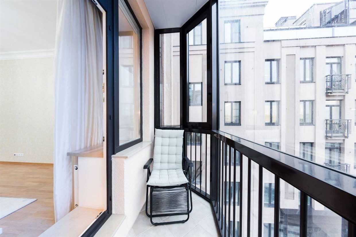 Варианты французских панорамных окон на балкон в квартире и цена на них