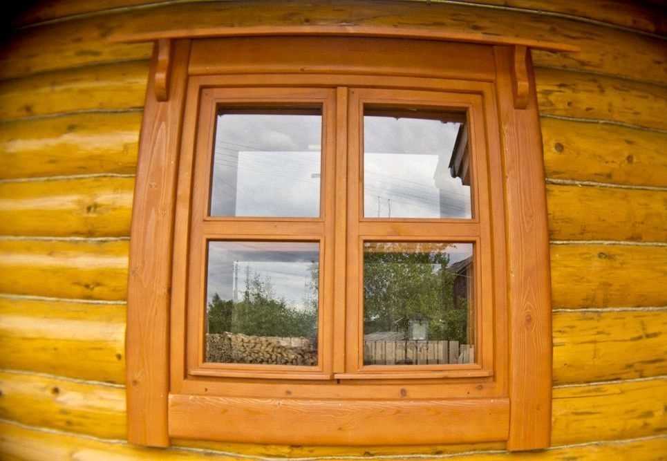 Все, что нужно знать о деревянных окнах для бани